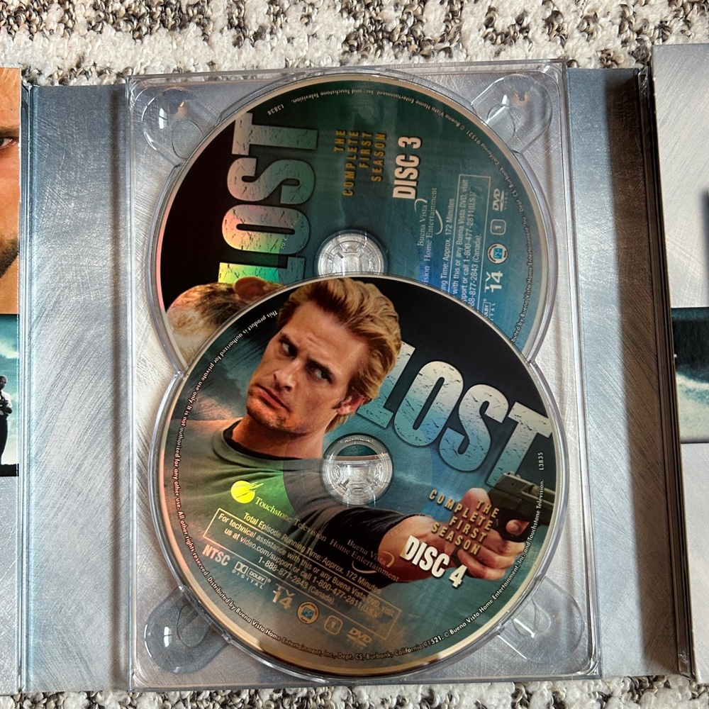Lost: The Complete First Season 7-Disc DVD Box Set - Picture 6 of 12